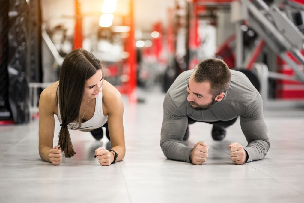גבר ואישה מבצעים את תרגיל הפלנק, המיועד לכל קבוצות השרירים